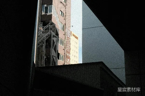 高清摄影 透过一个黑暗的建筑开口看到的现代建筑。