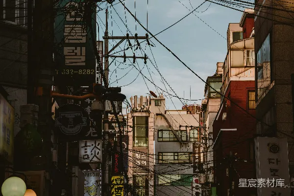 一条有许多标志的街道