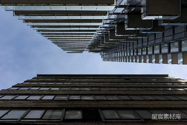 高清摄影 一座建筑在阴云密布的天空下。
