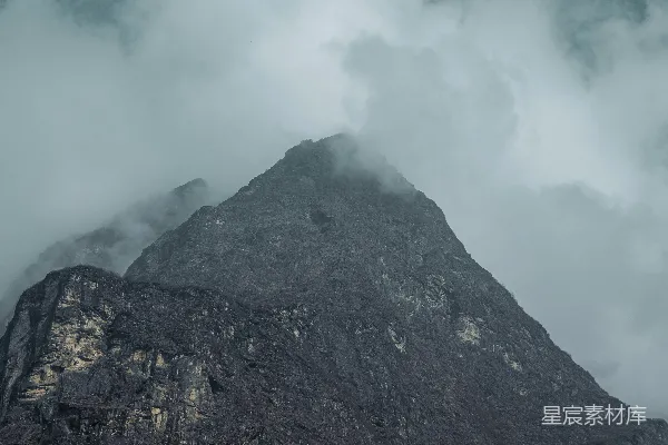 朦胧雾气中的峭拔山峰