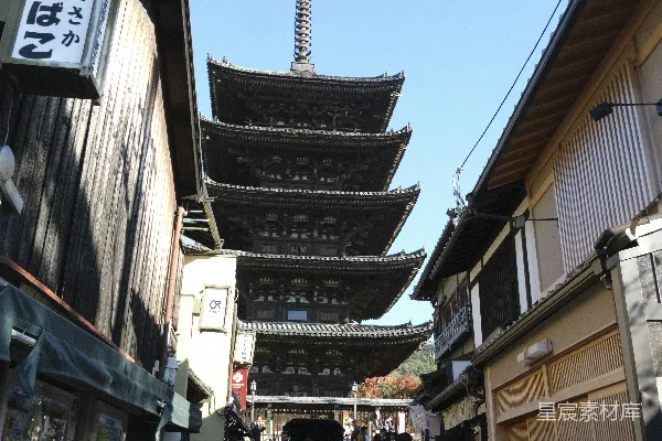 一群人走在旁边有高大建筑的街道上