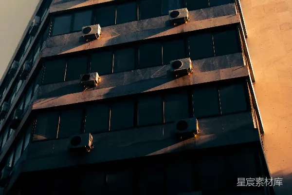 高清摄影 现代建筑外立面配备有多个空调系统。