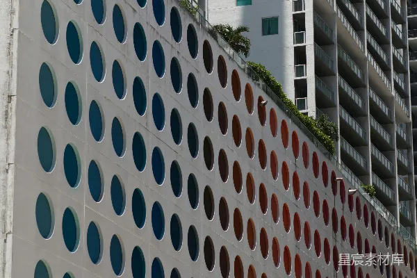高清摄影 现代化建筑外立面，带有彩色圆形图案。