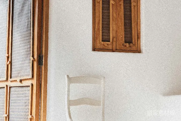 白色木制椅子旁边有空位。