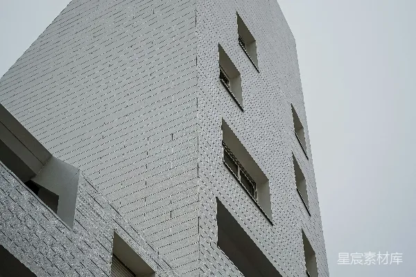 高清摄影 一座高大的白色建筑，边上开了窗户。