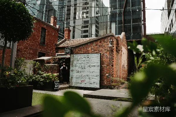 前有招牌的砖砌建筑