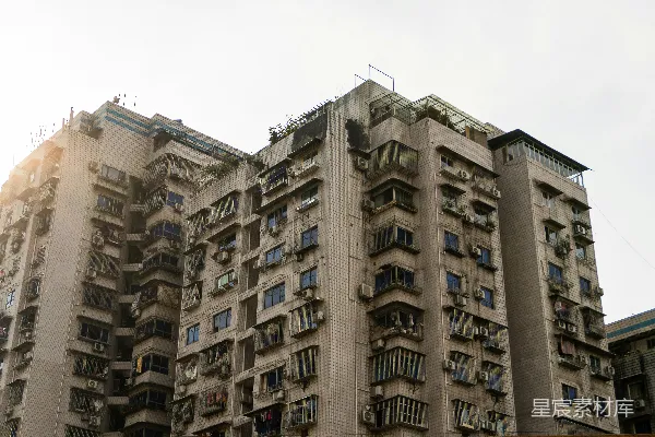 高清摄影 高大的公寓楼，有许多阳台和不同种类的阳台
