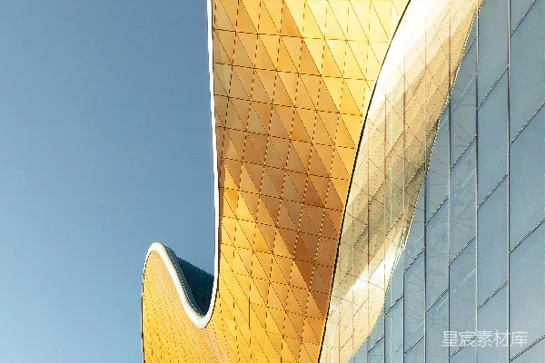 高清摄影 一座现代建筑，外墙呈金色波浪状。