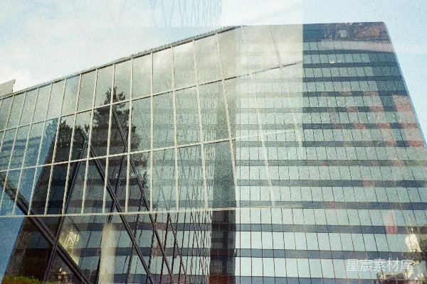 高清摄影 现代玻璃建筑，反射着天空和建筑物。