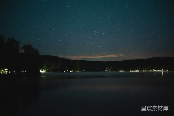 夜晚的湖泊