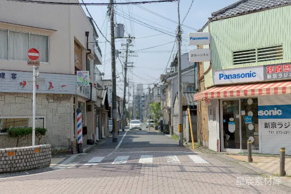 高清摄影 白色汽车在街上行驶，正接近十字路口。