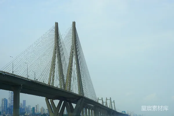 一座横跨一大片水域的大桥