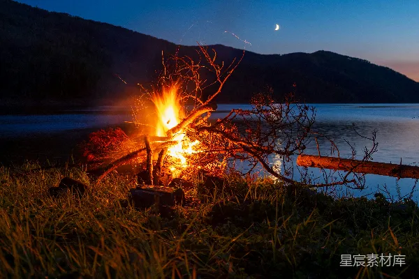 湖岸夜晚的一场篝火晚会