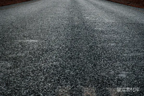 高清摄影 白天草地之间的灰色道路