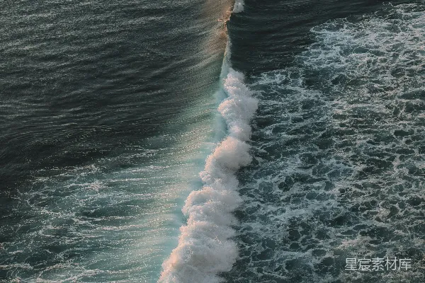 一片水域中有波浪奔向岸边