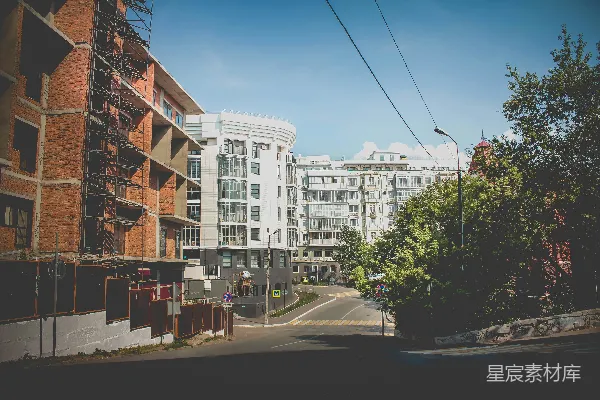 高清摄影 白棕相间的混凝土建筑物在白天