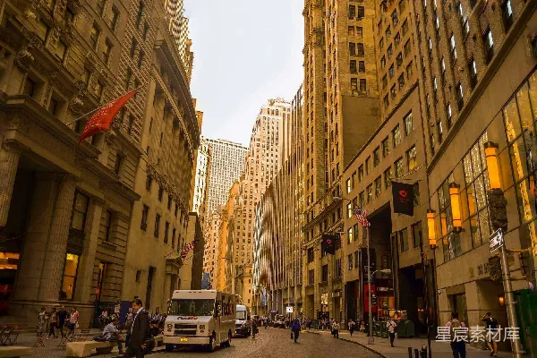 高清摄影 一张高楼林立的混凝土建筑和繁忙道路的照片。