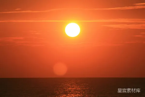 一天中的夕阳西下在一片阴云的海洋上。