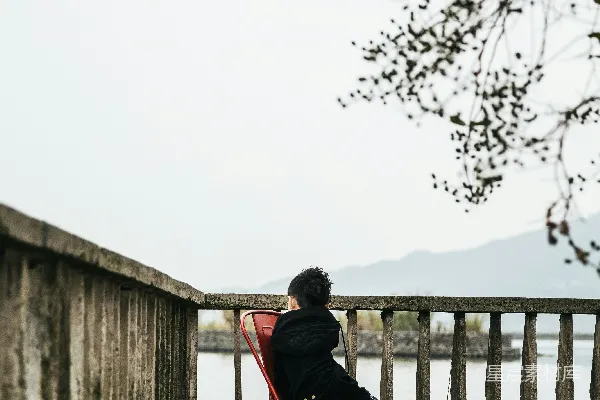高清摄影 坐在栏杆旁边的无靠背椅上的男孩