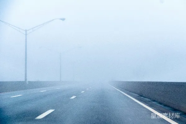 高清摄影 白天的灰色混凝土道路，两旁有路灯。