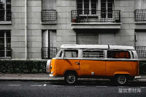 高清摄影 白色和橙色的大众甲壳虫在道路上行驶