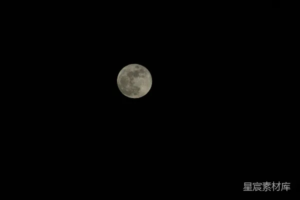 满月在夜空中的光辉