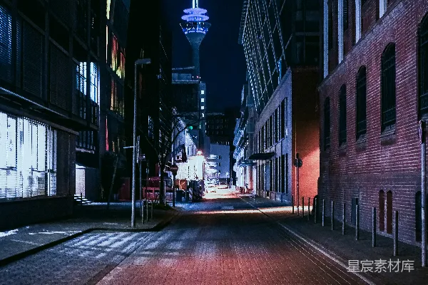 高清摄影 建筑物之间的红砖路在夜间