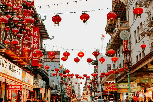 高清摄影 停在街道旁边的汽车