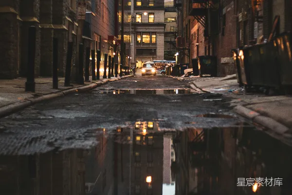 高清摄影 一条城市街道，地面上有积水。