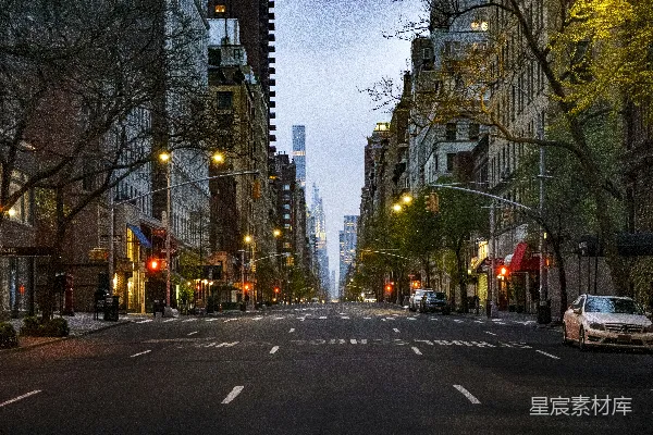 高清摄影 白天在高楼大厦之间公路上的汽车