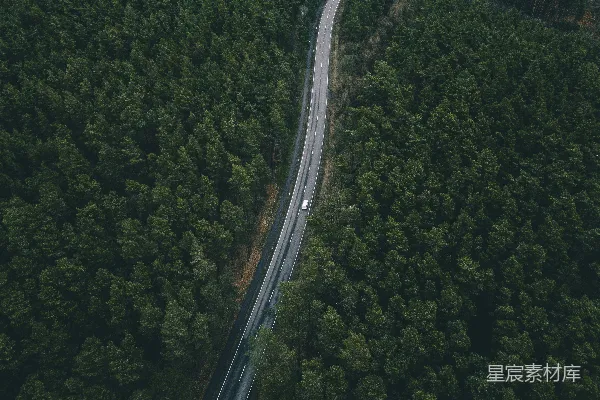 高清摄影 空中俯瞰白色车辆在道路上的照片