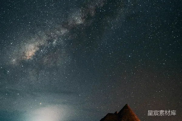 水边和木栈道上的夜空