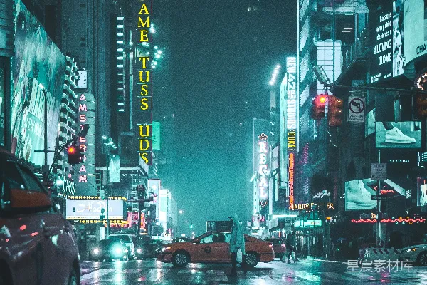 高清摄影 穿灰色雨衣的人和橙色汽车正在十字路口通行