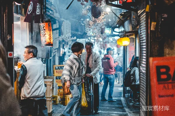高清摄影 坐在商店前面的男人