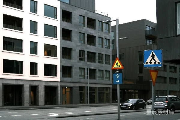 高清摄影 一条城市街道，路边停着几辆汽车。