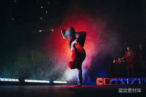 高清摄影 在灰色表面上做霹雳舞的男人