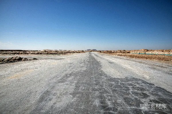 裂缝的道路通往遥远的干旱景观