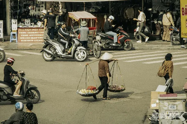 高清摄影 一群人骑着滑板车沿着街道行驶