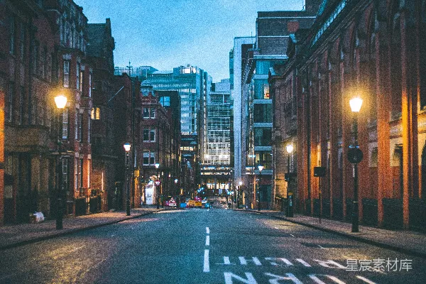 高清摄影 在高楼大厦之间，夜晚道路上的车辆
