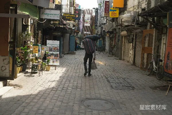 高清摄影 一个人在街上行走。