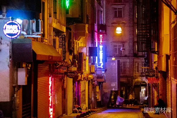 高清摄影 人们在夜间走在街上。