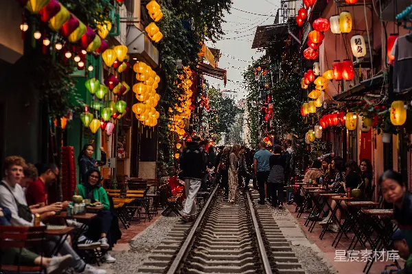 高清摄影 一群人沿着铁轨行走