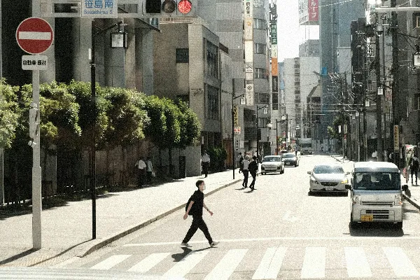高清摄影 繁忙的城市街道，车辆和行人川流不息。