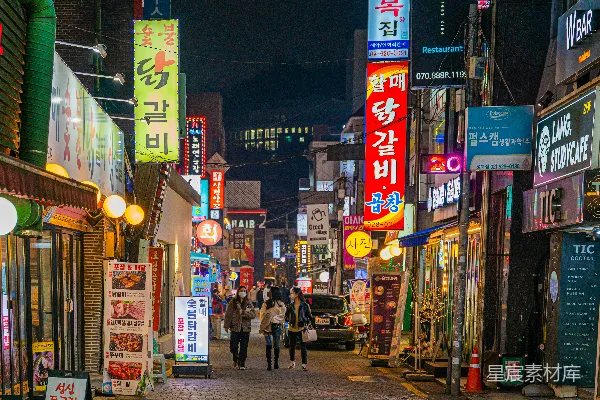 高清摄影 一条街道上布满了霓虹灯招牌的繁忙城市街道