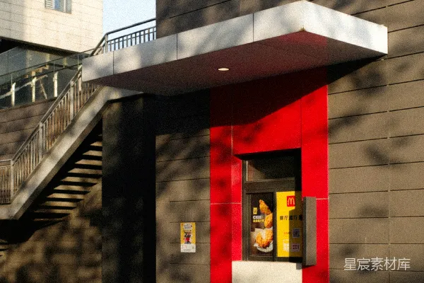 一座带有红白遮阳篷的红白色建筑