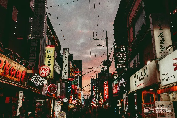 高清摄影 城市在阴云密布的天空下