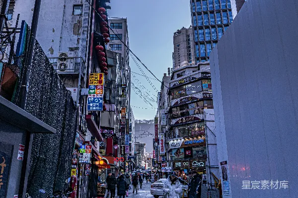 高清摄影 人们在街上行走