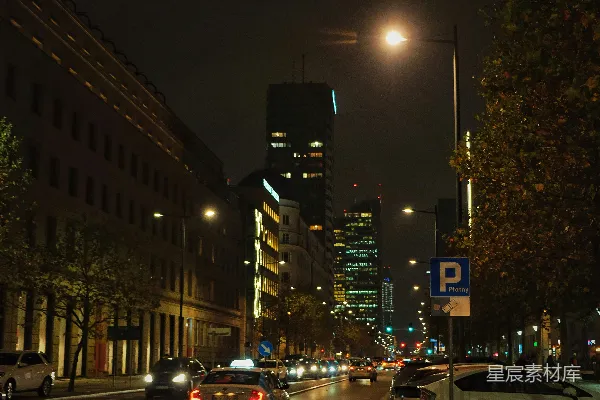高清摄影 夜晚的城市街道上，车辆在行驶。