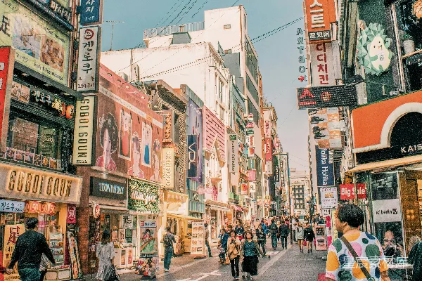 高清摄影 人们走在街道上，周围是建筑物。