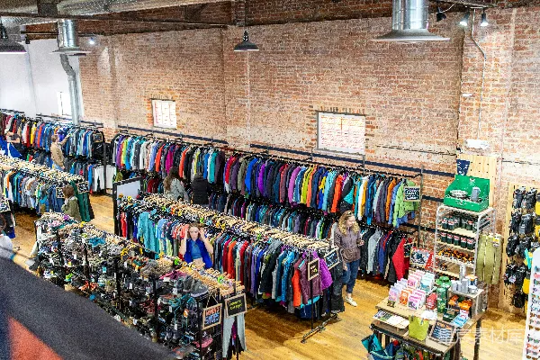 零售店内的彩色服装展示架。